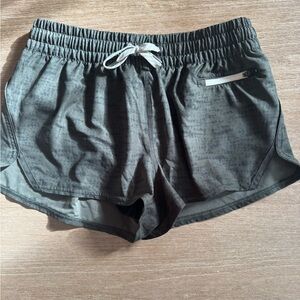 Vuori Women's Athletic Shorts - Black and green pattern Sz Small